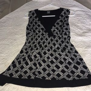 Black and white v-neck sleeveless top
